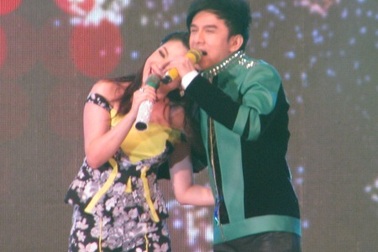 "Anh Bo" Đan Trường "tình tứ" cùng "búp bê" Thanh Thảo ở Cần Thơ