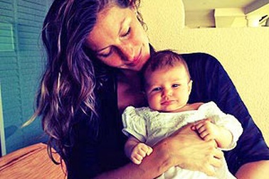 Gisele Bundchen lần đầu khoe con gái