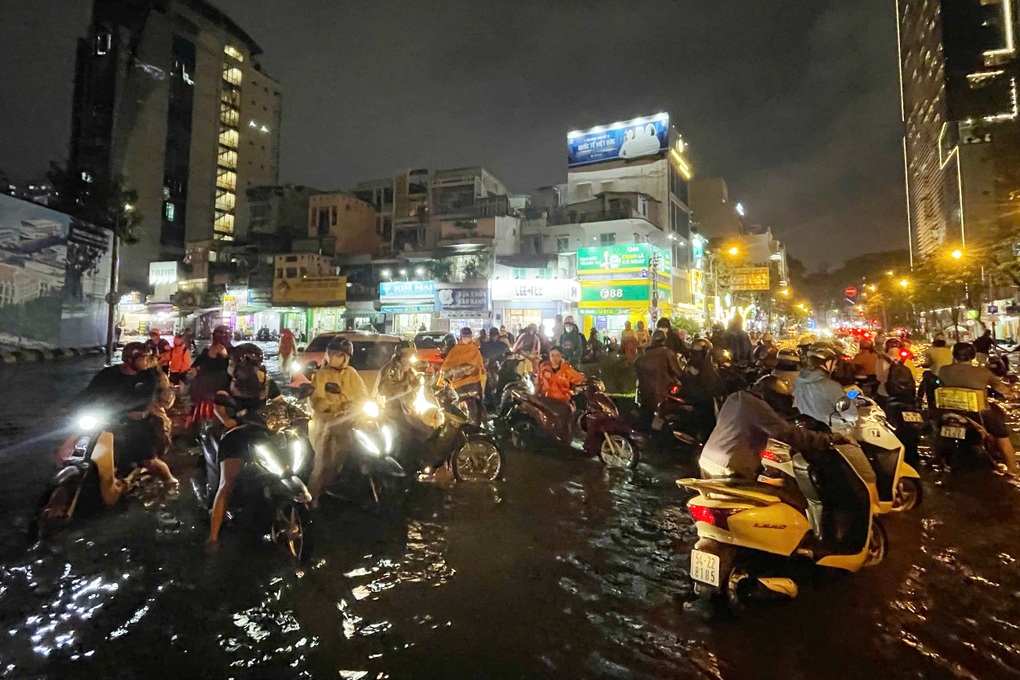 Đường trung tâm TPHCM ngập sau mưa lớn, người dân bì bõm dắt xe - 1