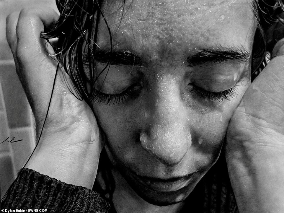 Sửng sốt trước những bức vẽ bằng... than củi - 3