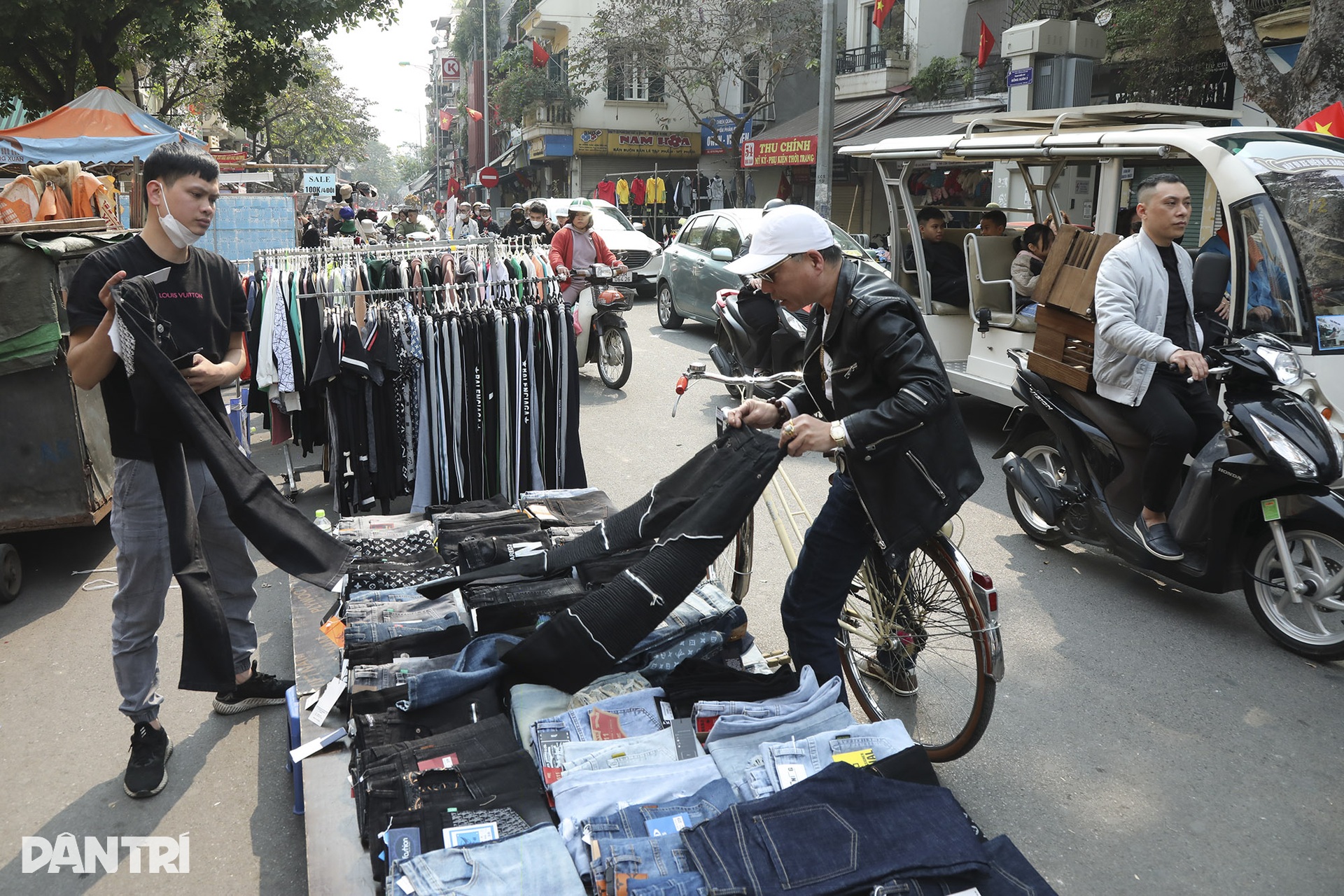 Hà Nội bình yên dưới nắng vàng rực rỡ ngày 30 Tết - 12 Hà Nội bình yên dưới nắng vàng rực rỡ ngày 30 Tết - 12