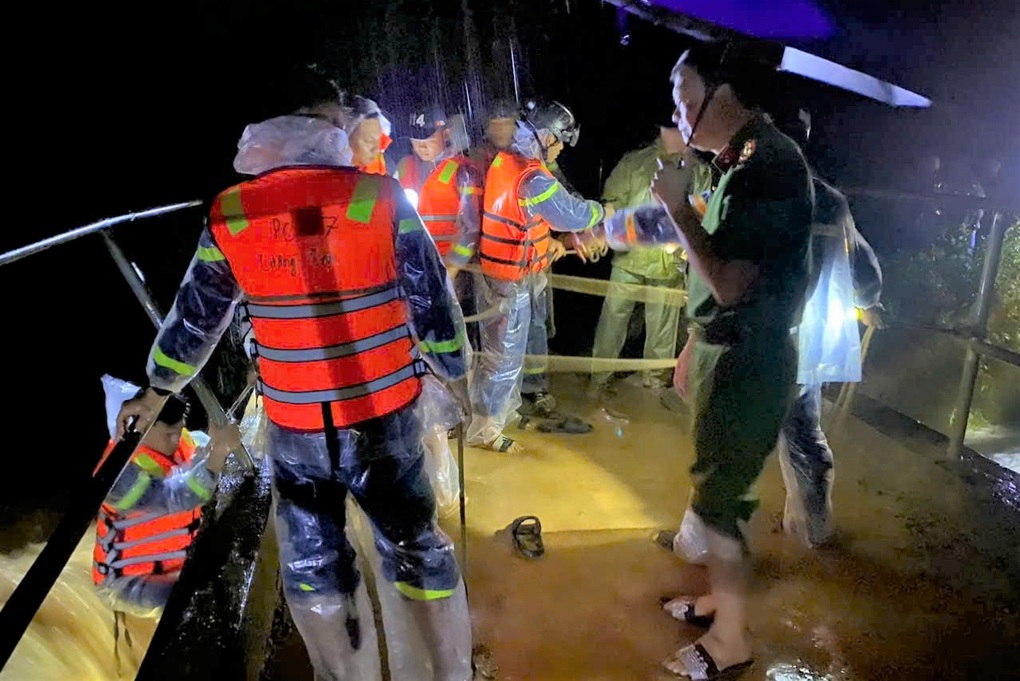 Đại úy quân đội bị mất lái, lao xe xuống suối tử vong - 1 Đại úy quân đội bị mất lái, lao xe xuống suối tử vong - 1