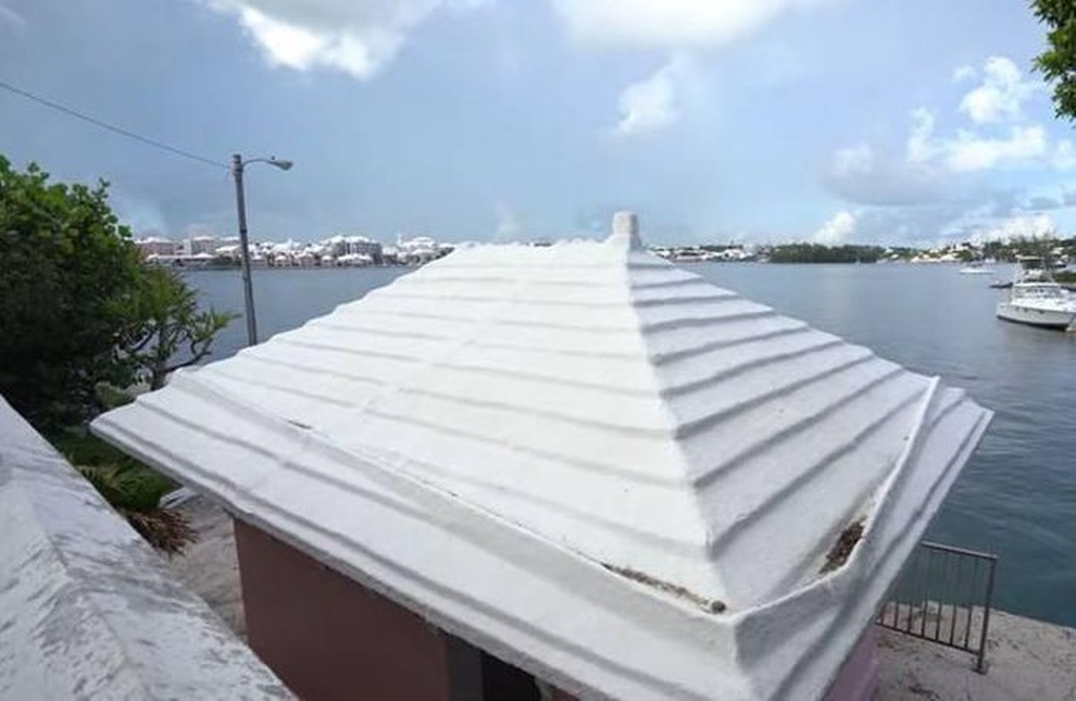 Bí ẩn những mái nhà màu trắng toát trên đảo quỷ Bermuda - 3 Bí ẩn những mái nhà màu trắng toát trên đảo quỷ Bermuda - 3