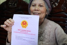 Cụ bà 75 tuổi mừng rơi nước mắt nhận cuốn sổ đỏ 0 đồng tiền thuế