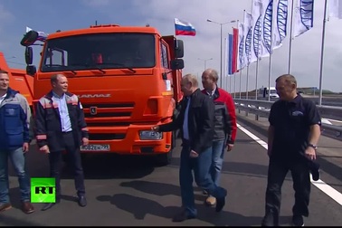 Tổng thống Putin lái xe thông cầu nối đất liền Nga với Crimea