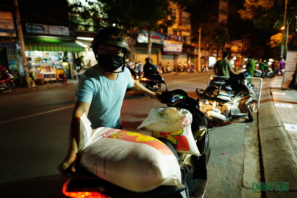 Nửa đêm hối hả đi góp gạo cho cây ATM gạo của người nghèo - 4 Nửa đêm hối hả đi góp gạo cho cây ATM gạo của người nghèo - 4