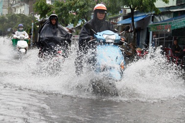 Mưa gần 2 tiếng, đường phố TPHCM ngập sâu, hàng loạt xe chết máy