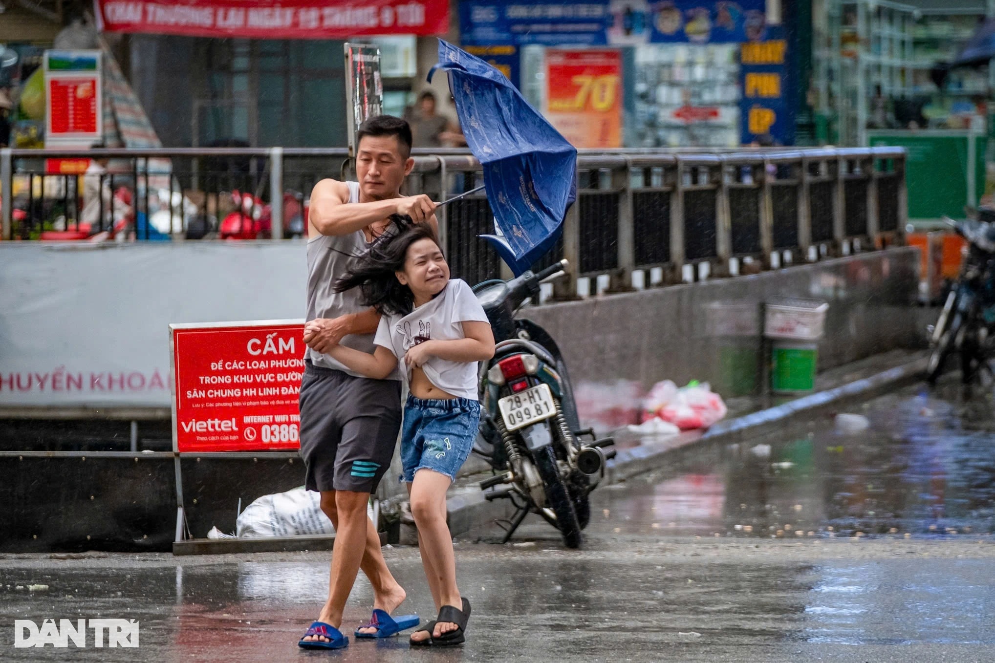 Bão Yagi đi sâu vào đất liền, chiều tối nay người Hà Nội hạn chế ra đường - 1