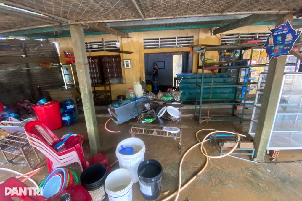 Chợ ngập đến mái trong đêm, nhiều tiểu thương chịu thiệt hại nặng - 3