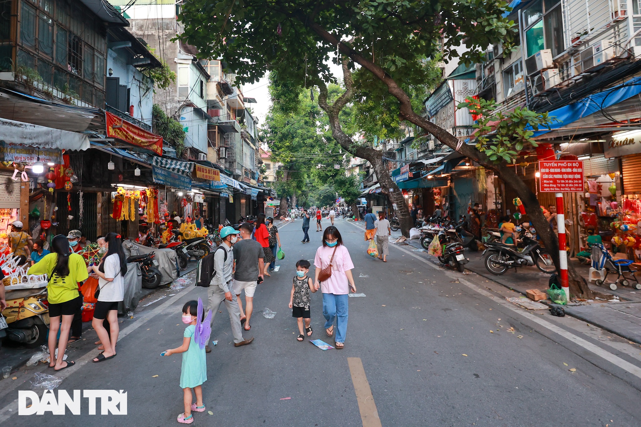 Phố Hàng Mã đông đúc bất ngờ tối Trung thu, công an lập nhiều chốt chặn - 1 Phố Hàng Mã đông đúc bất ngờ tối Trung thu, công an lập nhiều chốt chặn - 1