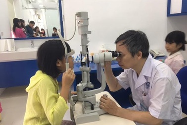 Đeo kính ban đêm giảm tốc độ tăng cận thị