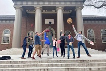 Gần 60 đại học Mỹ ủng hộ kiện chính quyền Trump về lệnh trục xuất sinh viên