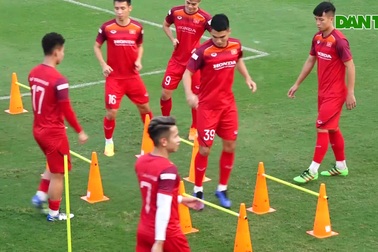 Quang Hải và cầu thủ CLB Hà Nội vui vẻ tập luyện bài tập mới của HLV Park Hang Seo