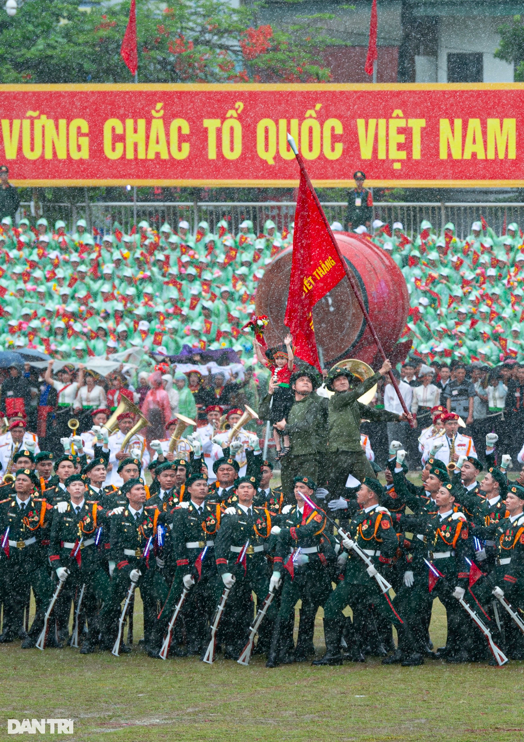 Đằng sau khoảnh khắc em bé tượng đài dưới mưa ở Điện Biên Phủ gây sốt - 1 Đằng sau khoảnh khắc em bé tượng đài dưới mưa ở Điện Biên Phủ gây sốt - 1