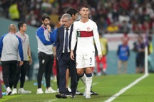 HLV Bồ Đào Nha: "Tôi không thích cách Ronaldo phản ứng"