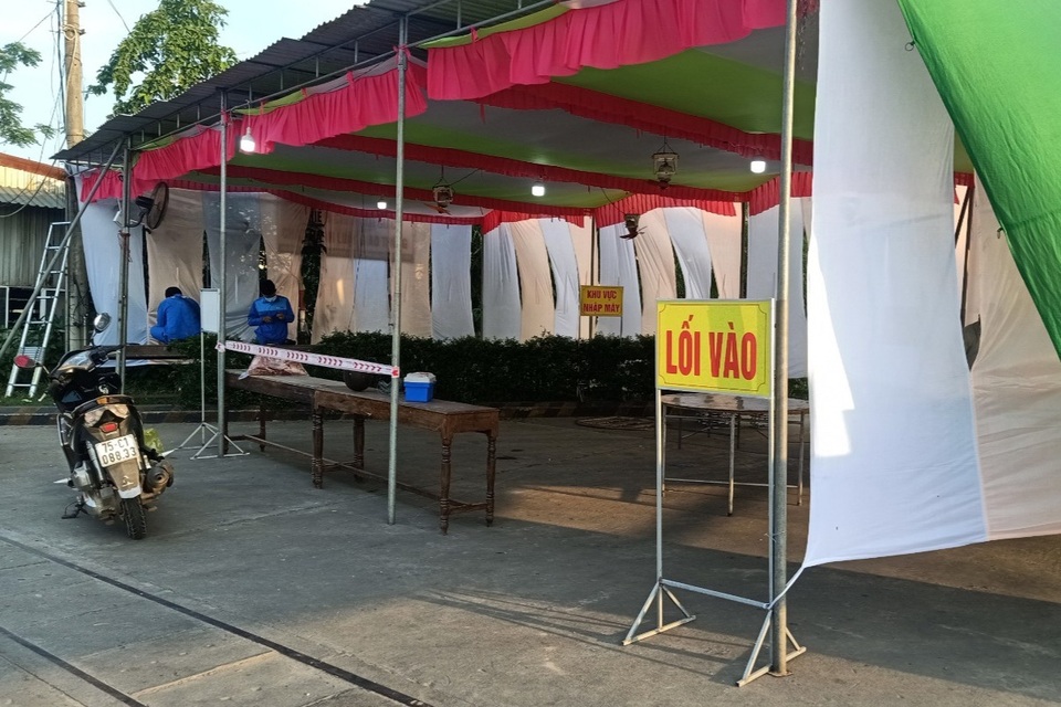 Cận cảnh các chốt kiểm soát dịch Covid-19 được kích hoạt trong đêm - 2 Cận cảnh các chốt kiểm soát dịch Covid-19 được kích hoạt trong đêm - 2