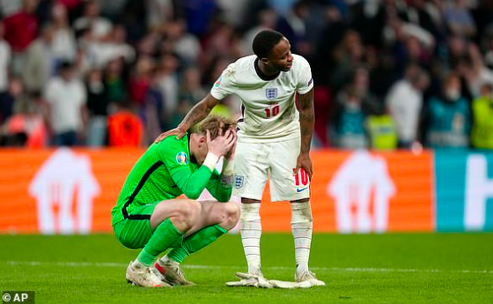 Người Anh rơi lệ sau thất bại ngay tại thánh địa Wembley - 4 Người Anh rơi lệ sau thất bại ngay tại thánh địa Wembley - 4