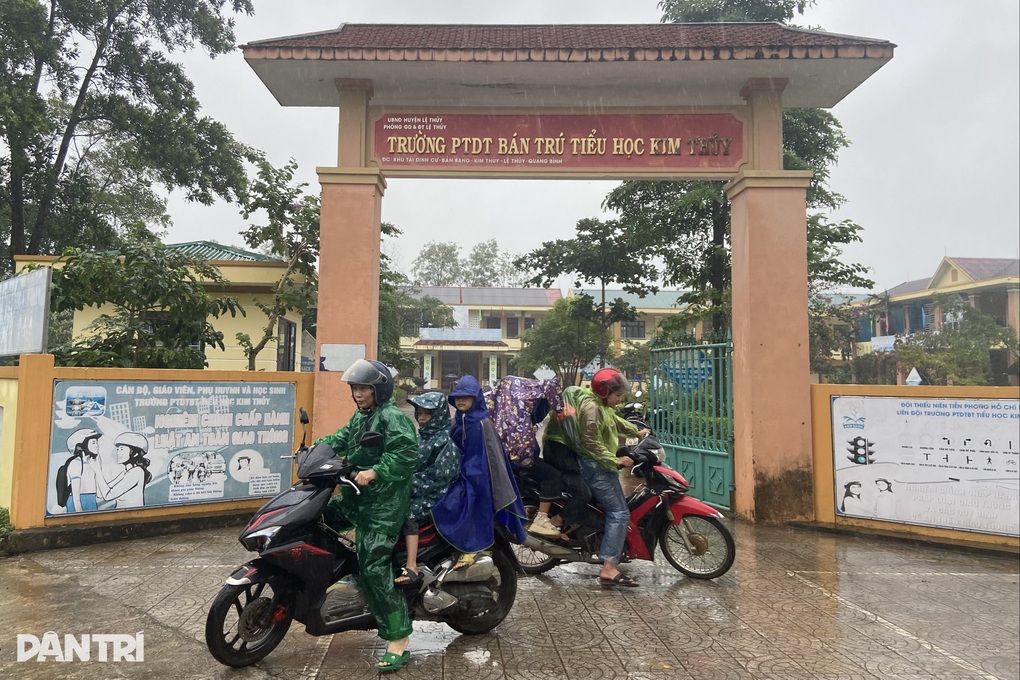 Nữ phó hiệu trưởng đến trường, lần thứ 4 phụ huynh lại đón con về - 1 Nữ phó hiệu trưởng đến trường, lần thứ 4 phụ huynh lại đón con về - 1