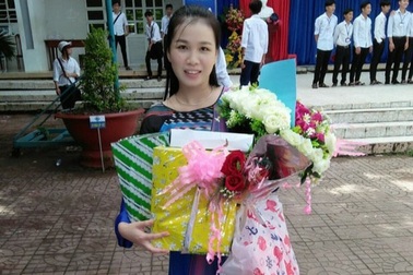 Chủ tịch Cà Mau tặng bằng khen “cô giáo dạy Văn hát cải lương Truyện Kiều”