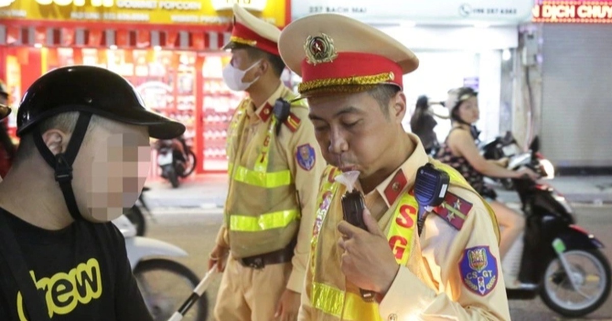 Nam tài xế yêu cầu CSGT "test" máy trước khi đo...