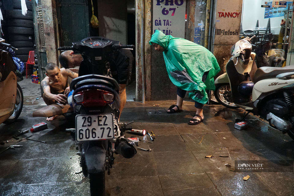 Hà Nội: Lau bugi xe sau cơn mưa lớn kiếm bộn tiền - 6 Hà Nội: Lau bugi xe sau cơn mưa lớn kiếm bộn tiền - 6