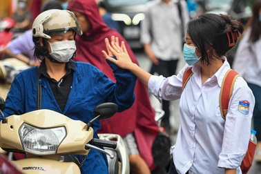 Cảm động hình ảnh cha mẹ truyền động lực cho con trong mùa thi lịch sử