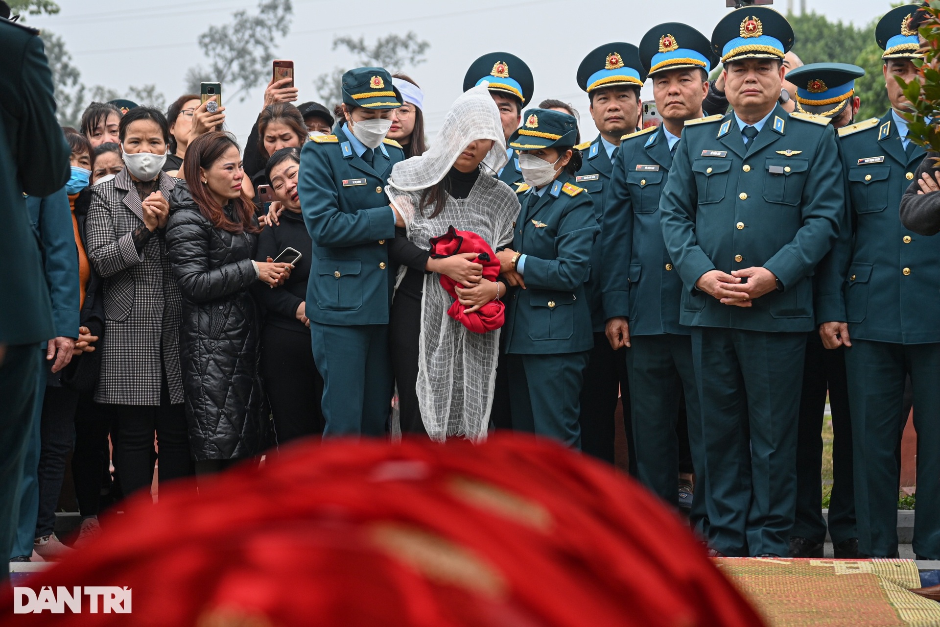 Xúc động tiễn biệt Thiếu tá, phi công Trần Ngọc Duy về đất mẹ - 13 Xúc động tiễn biệt Thiếu tá, phi công Trần Ngọc Duy về đất mẹ - 13