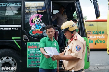 CSGT xử lý hàng loạt xe khách vi phạm ở cửa ngõ phía Đông TPHCM