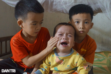 Bé trai 2 tuổi mang 2 căn bệnh hiểm, cha mẹ nghèo đau đớn, bất lực