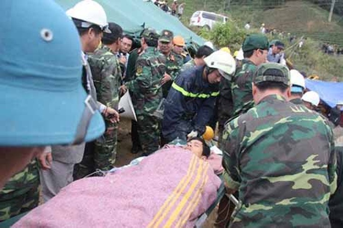 Cứu hộ nạn nhân vụ sập hầm Thủy điện Đạ Dâng (Lâm Đồng), tháng 12/2014. 