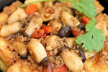 Đậu phụ sốt nấm đùi gà đậm đà cho mâm cơm gia đình