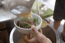 Quán phở 70 tuổi ở Hà Nội, ông chủ bán vèo 400 bát trong vài giờ