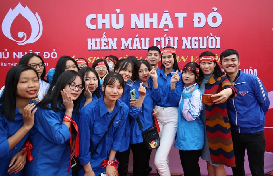 Hoa hậu Đỗ Thị Hà hưởng ứng ngày hội Chủ nhật đỏ tại Thanh Hóa - 3 Hoa hậu Đỗ Thị Hà hưởng ứng ngày hội Chủ nhật đỏ tại Thanh Hóa - 3