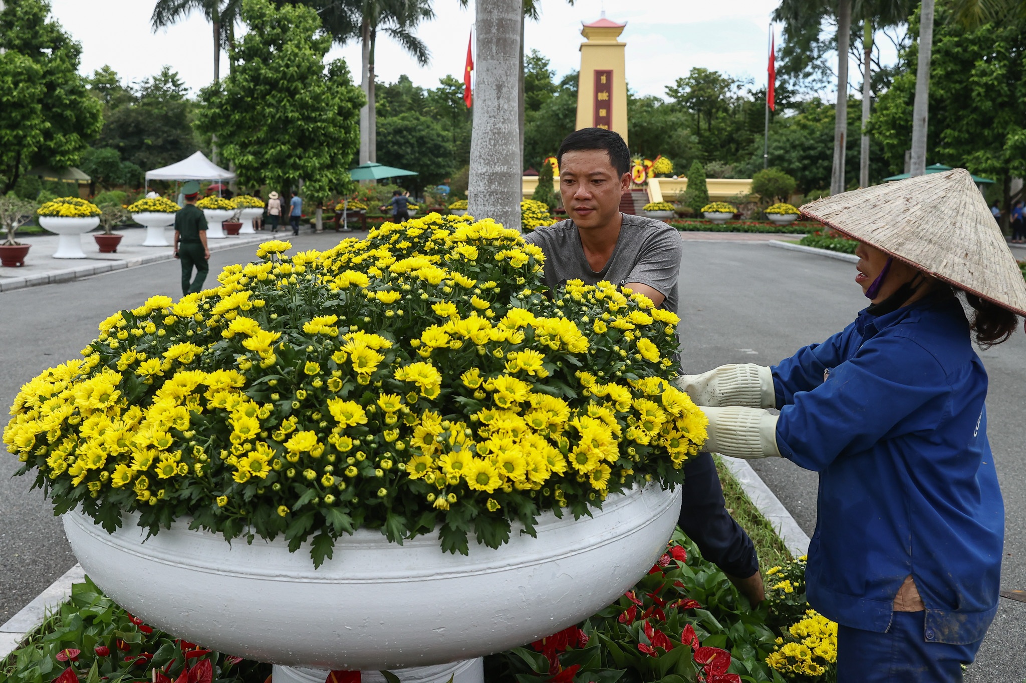 Chủ tịch nước Tô Lâm kiểm tra nơi yên nghỉ của Tổng Bí thư Nguyễn Phú Trọng - 8