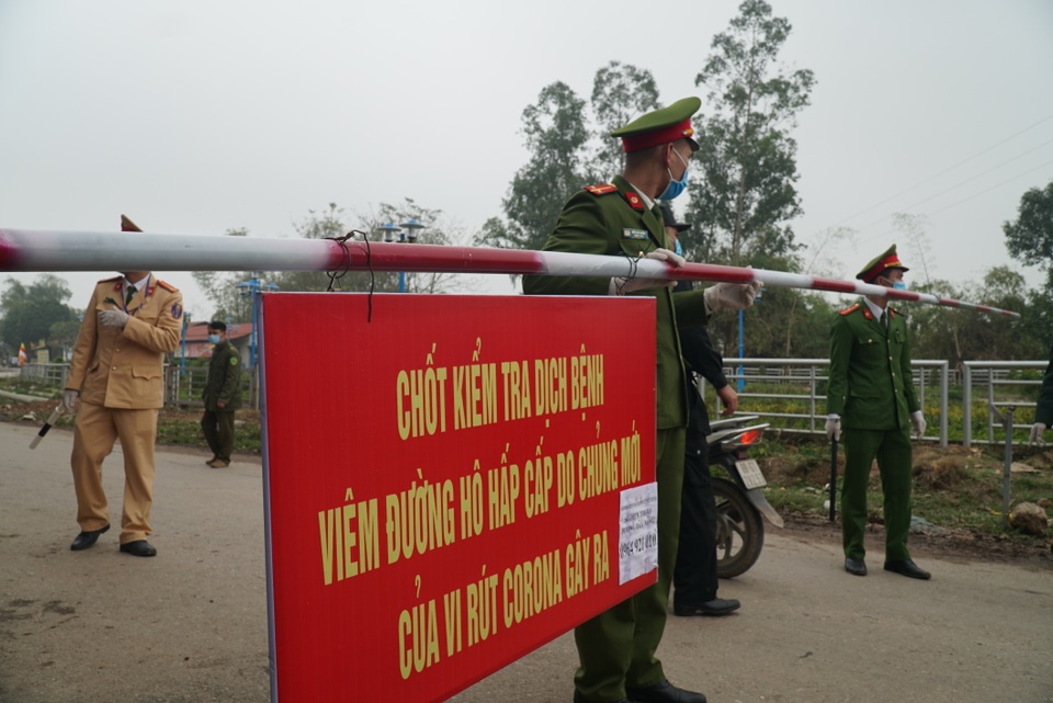 Lực lượng chức năng thực hiện phong tỏa, cách ly tại tâm dịch Sơn Lôi - 3 Lực lượng chức năng thực hiện phong tỏa, cách ly tại tâm dịch Sơn Lôi - 3