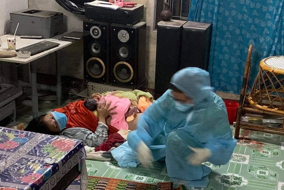 Cảnh sát và cán bộ y tế đỡ đẻ cho sản phụ chuyển dạ ngay tại nhà - 2