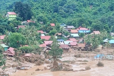 Xuất hiện vết nứt dài trên núi sau lũ, khẩn cấp sơ tán dân