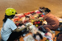 Công nhân trắng đêm làm thêm kiếm tiền nuôi con