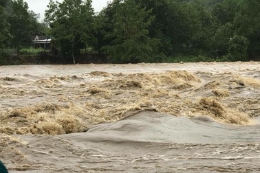 35 người đi hái măng bị nước lũ cô lập trên rừng