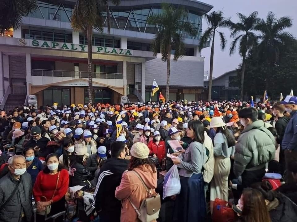 Moře lidí čekalo 5 hodin a v pantoflích si rezervovalo místo u hraniční brány Lao Cai - 3 Biển người chờ đợi 5 tiếng, dùng... dép để giữ chỗ ở cửa khẩu Lào Cai - 3