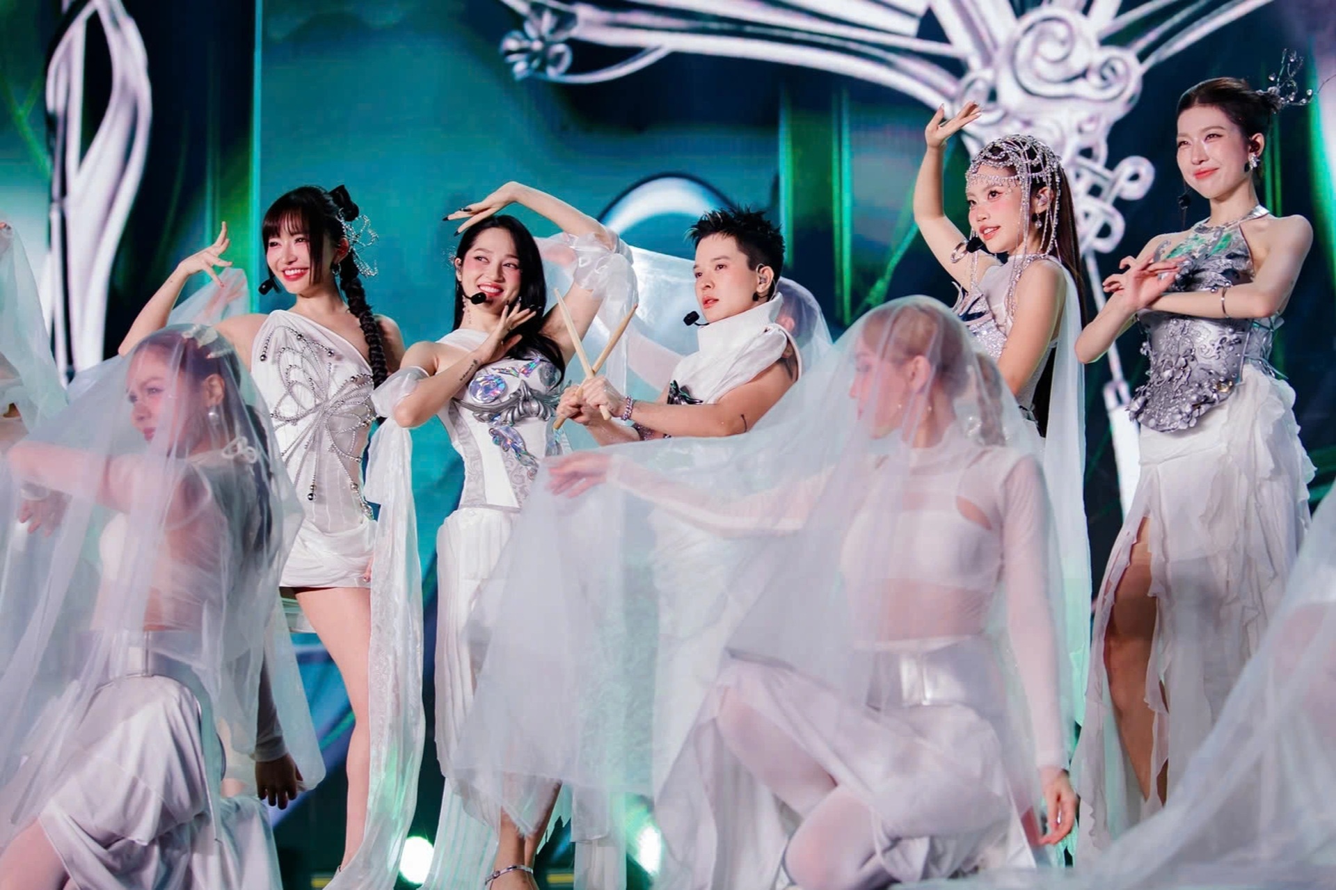 Phuong Ly brilha, o artista popular Thanh Ngoan canta Xam pela primeira vez com o grupo Phương Ly tỏa sáng, NSND Thanh Ngoan lần đầu hát xẩm cùng dàn “em xinh” - 6