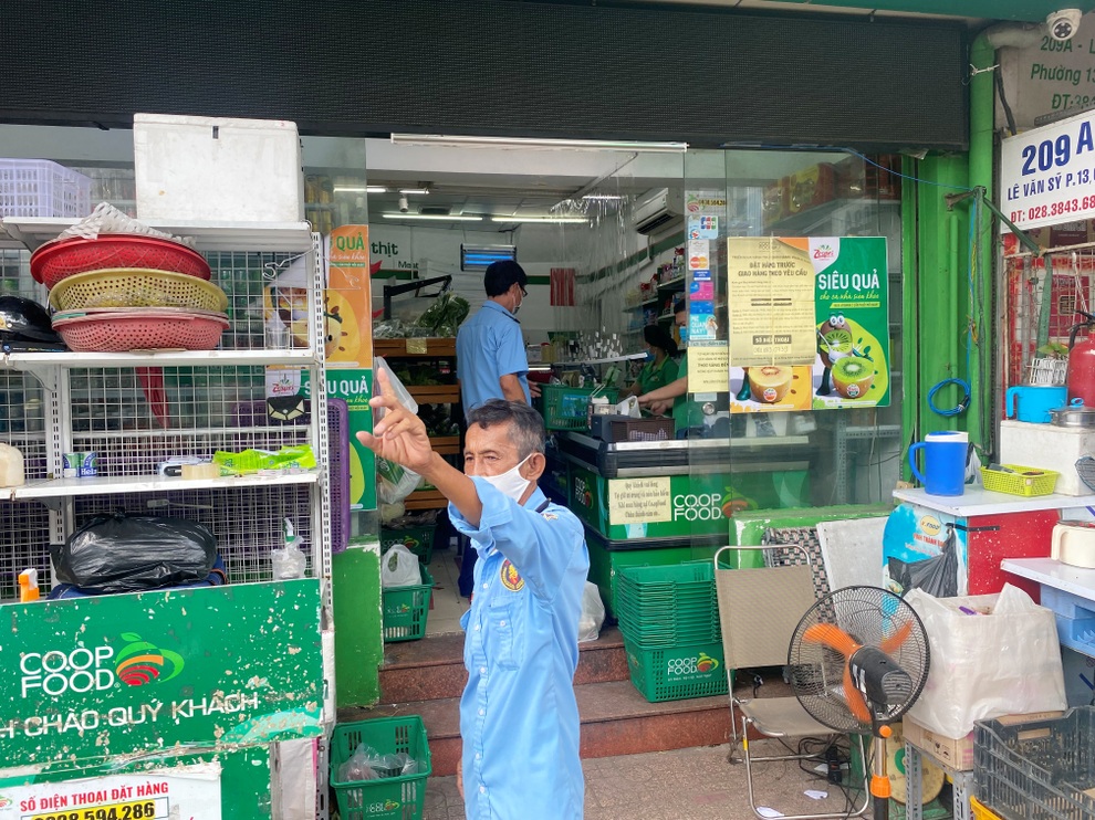 TPHCM: Người dân xếp hàng dài đi siêu thị vì khó đặt online, thiếu shipper - 3 TPHCM: Người dân xếp hàng dài đi siêu thị vì khó đặt online, thiếu shipper - 3