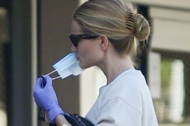 Bạn gái "Người vận chuyển" đeo găng tay, khẩu trang đi mua sắm