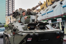 Myanmar "căng như dây đàn", xe tăng triển khai trên các đường phố