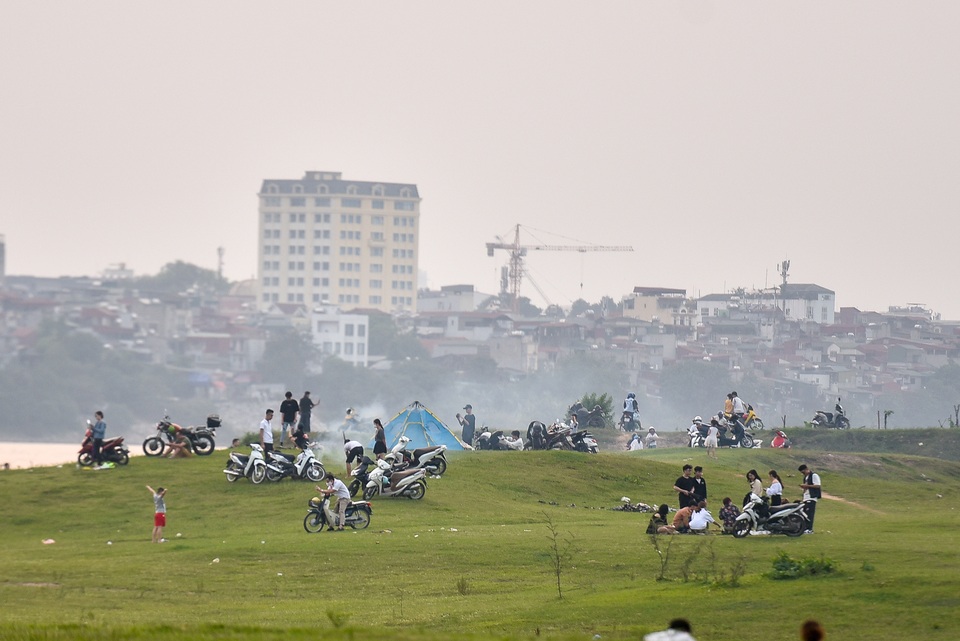 Hàng trăm người đổ đến bãi bồi ven sông Hồng, chủ quan với dịch Covid-19 - 10 Hàng trăm người đổ đến bãi bồi ven sông Hồng, chủ quan với dịch Covid-19 - 10