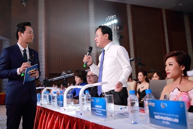 Phan Anh “đối mặt” với nhà báo Hồng Thanh Quang trên sân khấu Hoa hậu