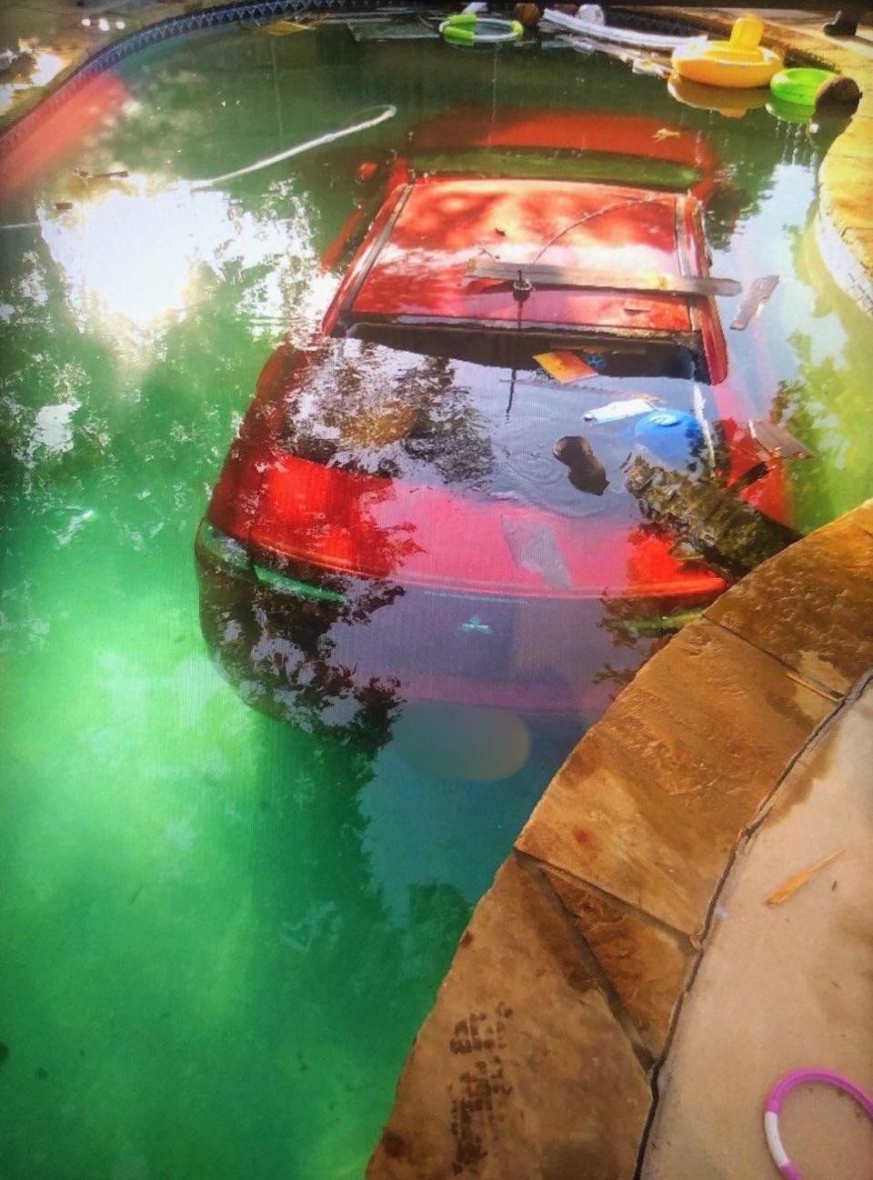 Say xỉn, tài xế lái xe ô tô lao xuống bể bơi - 3 Say xỉn, tài xế lái xe ô tô lao xuống bể bơi - 3