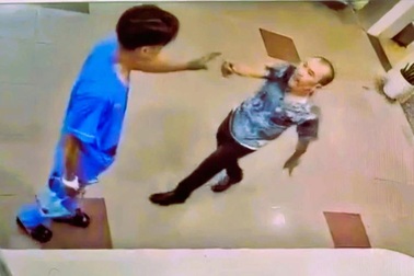 Xông vào bệnh viện đánh người vì mâu thuẫn tình cảm