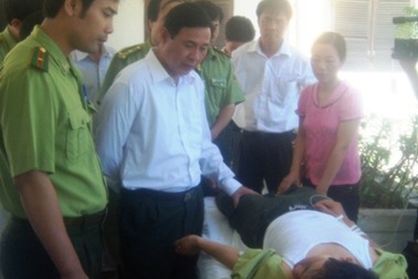 Khởi tố 3 cha con lâm tặc cướp súng, chém kiểm lâm