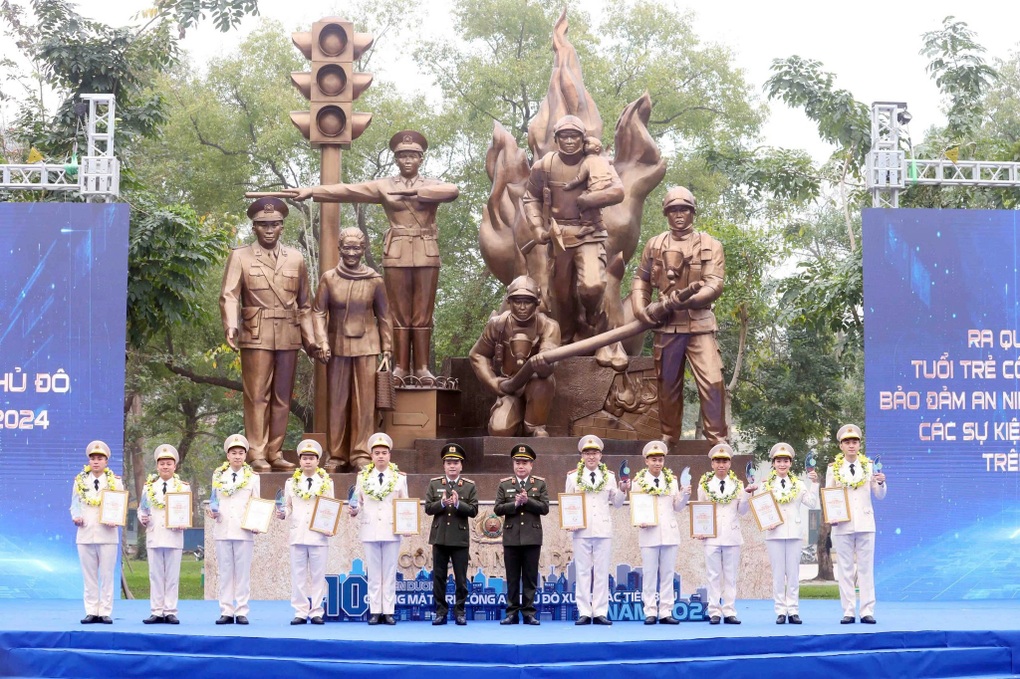 Giám đốc Công an Hà Nội tuyên dương Gương mặt trẻ Công an Thủ đô - 2 Giám đốc Công an Hà Nội tuyên dương Gương mặt trẻ Công an Thủ đô - 2
